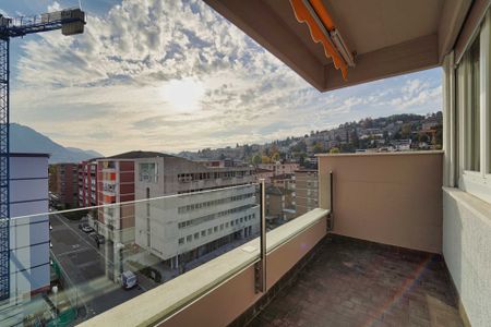 LUMINOSO ATTICO DI 4.5 LOCALI COMPLETAMENTE RINNOVATO - Photo 2