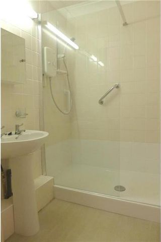 1 bedroom retirement property to rent - Photo 5