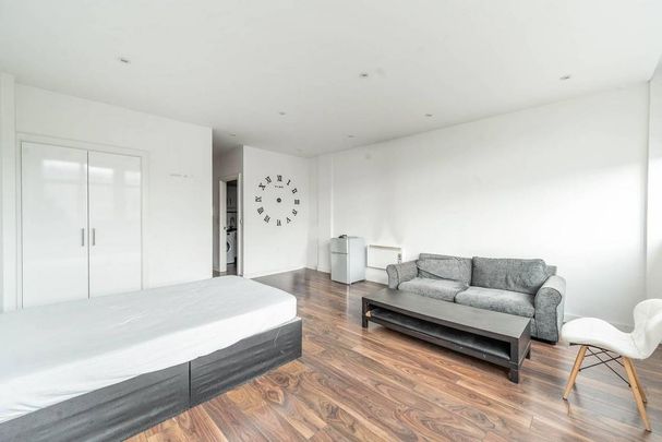 Studio to rent - Photo 1