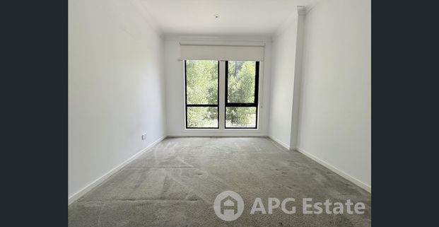 Spacious 3-Bedroom Home with Garage & Extra Parking in the Heart of Maidstone - Photo 1