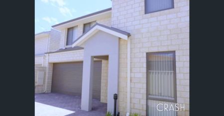 Beautiful 4 Bedroom, 2 Bathroom Townhouse in Cloverdale with Double Garage - Photo 2