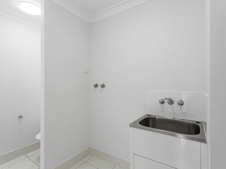 4 bedroom, 3 bathroom modern townhouse - Photo 5