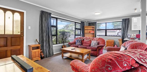 Comfortable Family Home - Photo 2