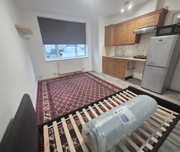Studio Flat, Wesley Avenue, NW10 - Photo 2