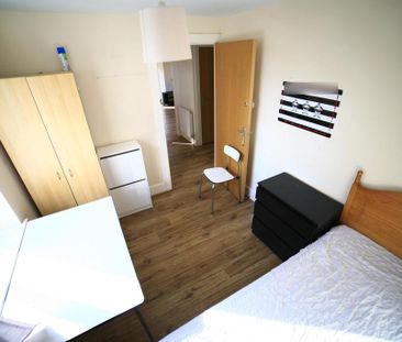 5 bedroom end of terrace house to rent - Photo 1