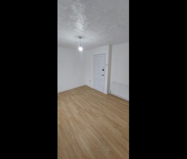 4 Bed Terraced House, Earls Road, SO14 - Photo 1