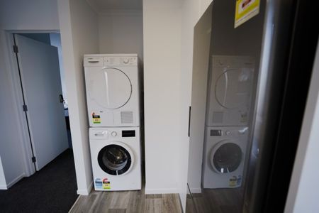 Great studio rooms, within walking distance to local shops and so close to the University. - Photo 4