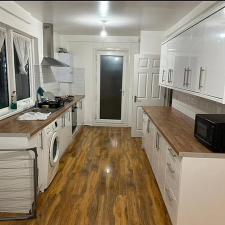 1 bedroom in a house share to rent - Photo 3