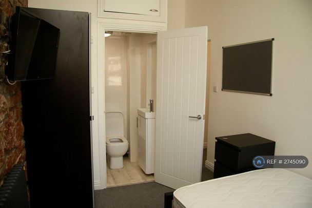 1 bedroom in a house share to rent - Photo 1