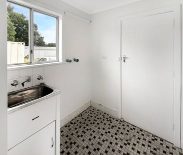 Charming 1-Bedroom Unit with Spacious Yard - Photo 2