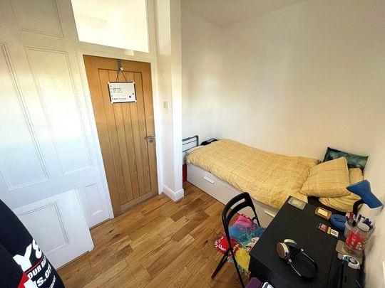 6 bedroom semi-detached house to rent - Photo 1