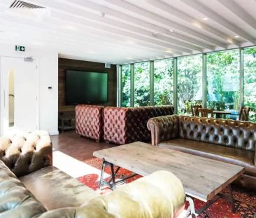 Silver En-Suite - Street View | Mid Level - Photo 1