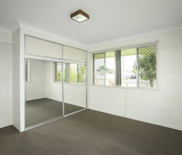 CONVENIENTLY POSITIONED WITH A LAYOUT TO SUIT THE FAMILY - Photo 5