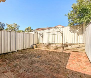 WELL PRESENTED 2 BEDROOM VILLA WITH LOCK UP GARAGE - Photo 2