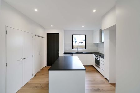 Architecturally Designed Three-Bedroom Townhouse – Karori - Photo 4