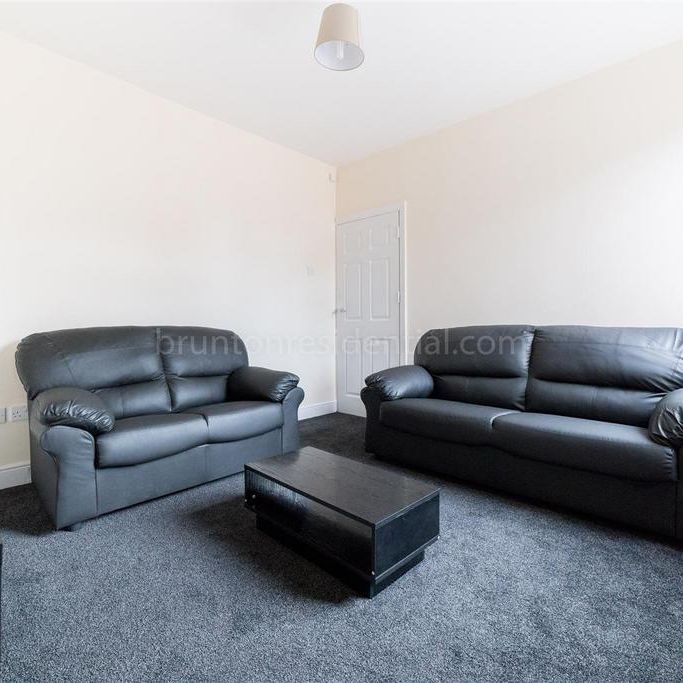 4 bedroom flat to rent - Photo 1