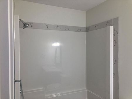 Kensington - 3 Bedroom/2.5 Bathroom - Upper Unit - 231 McArthur Cres - Photo 4