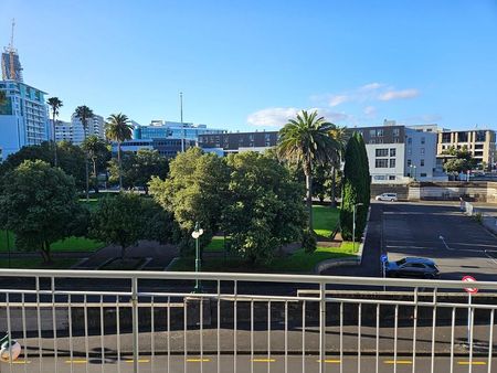 LOW RENT: Stunning apt w/secure carpark & balcony - Photo 4