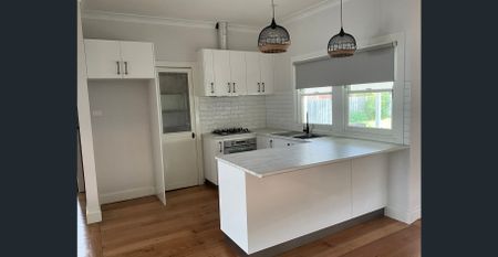 Cute and close in - Photo 3