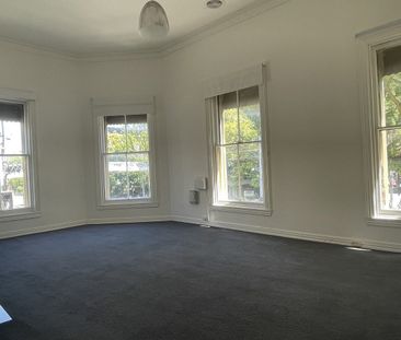 Huge apartment!Lygon Street and Melbourne Uni on the doorstep! - Photo 2