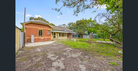 FIVE BEDROOM HOUSE IN GREAT CENTRAL LOCATION - Photo 2