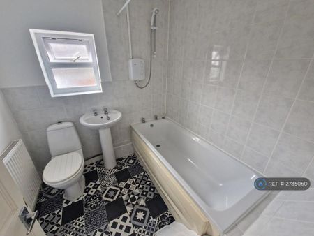 2 bedroom terraced house to rent - Photo 4