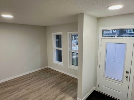 Never Lived In Family Home With Open Floor Plan & Upper Bonus Room – Pine Creek - Photo 3