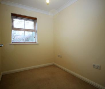 4 bedroom end of terrace house to rent - Photo 1