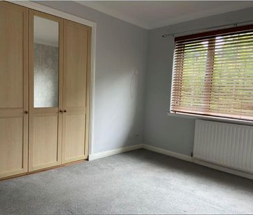 3 bedroom flat to rent - Photo 4