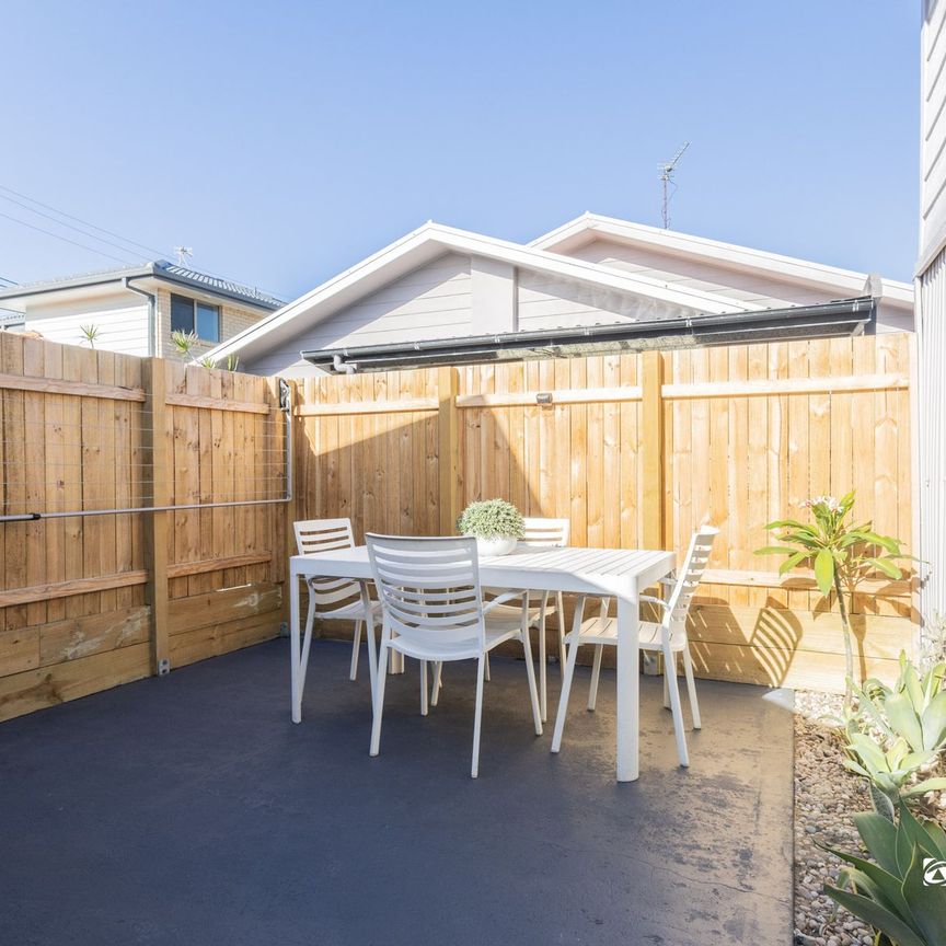 Tastefully fully renovated coast side one bedroom unit - Photo 1