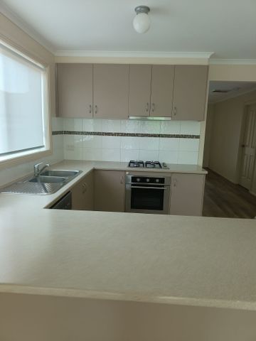 Pakenham - Photo 3