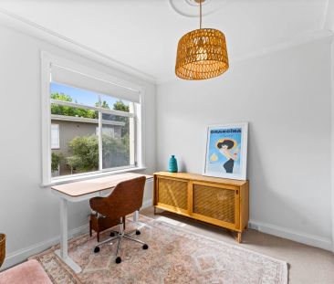 Beautifully Renovated, Light-Filled Two-Bedroom Apartment with Leaf... - Photo 6