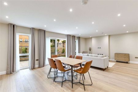 Impressive 3 bedroom garden apartment in small new build development with parking - Photo 2