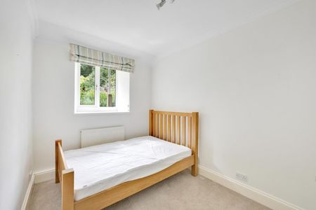 3 Bed Flat - Photo 3