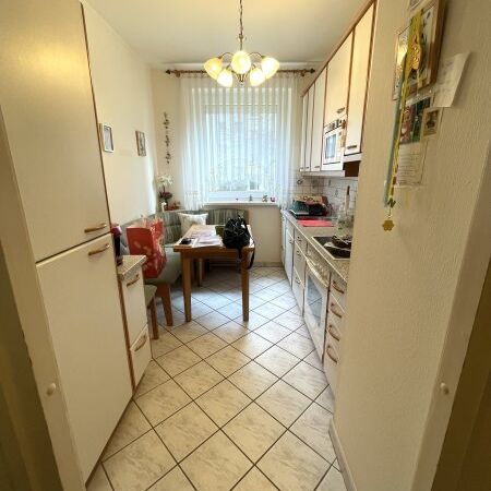 Entspanntes Wohnerlebnis in leistbarer 2-Raum-Wohnung mit sonniger Terrasse - grüne Lage und optimale Infrastuktur durch öffentliche Verkehrsmittel inklusive! - Foto 1