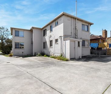 An abundance of natural light with privacy ! - Photo 6