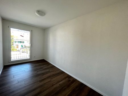 Appartement de 3.5 pièces au 1er étage avec place de parc extérieure - Photo 2