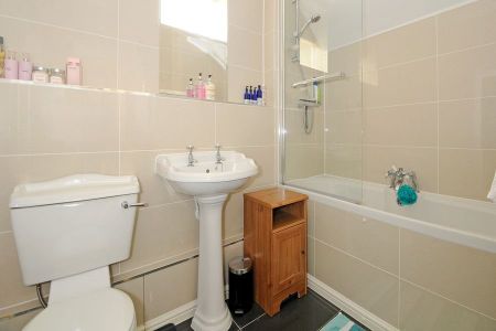 Claremont Road, Windsor, SL4 - Photo 4