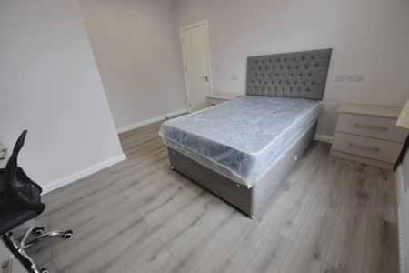 2 bedroom Flat in Flat 2, Leeds - Photo 3