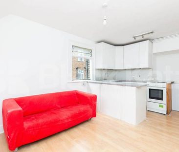 Top floor one double bedroom flat conveniently located close to tra... - Photo 6