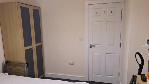 House share to rent - Photo 1