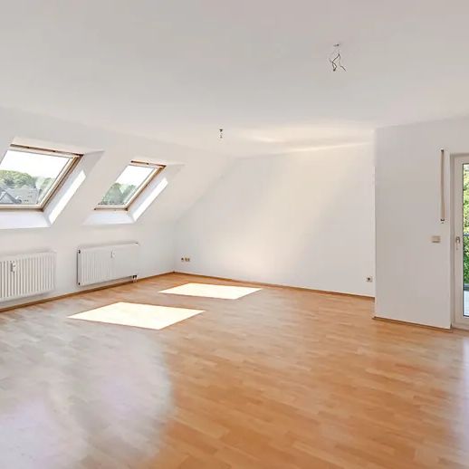 Gemütliche Dachgeschosswohnung in bester Lage mit EBK ab sofort! - Photo 1