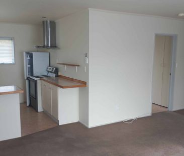 Two Bedroom Sunny Townhouse - Photo 2