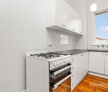 ONE BEDROOM APARTMENT WITH LOADS OF LIVING SPACE! - Photo 4