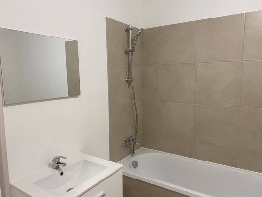 Location appartement rénové 4 pièces 87 m² à Les Vans (07140) 4 - Photo 1