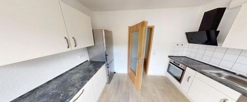 Lichterfüllte 3-Raum-Wohnung mit Einbauküche und Balkon - Photo 1