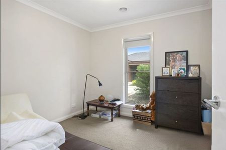 IMMACULATE TOWNHOUSE IN QUIET COMPLEX - Photo 5
