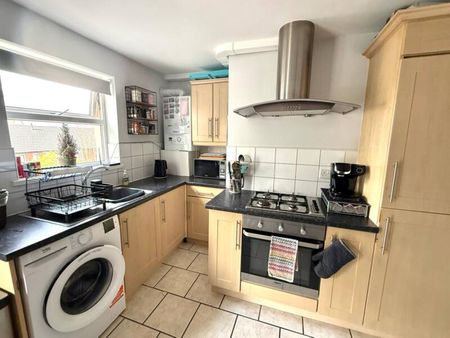 Partly Furnished 2 Bedroom 1st Floor Apartment - Photo 2