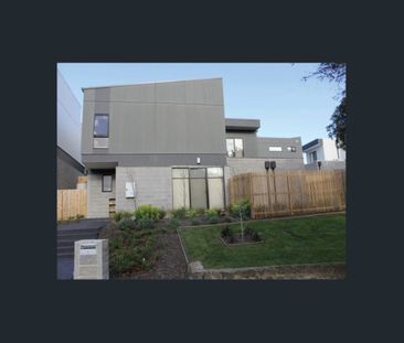 Spacious & Character Filled Family Home in Ashwood - Photo 5