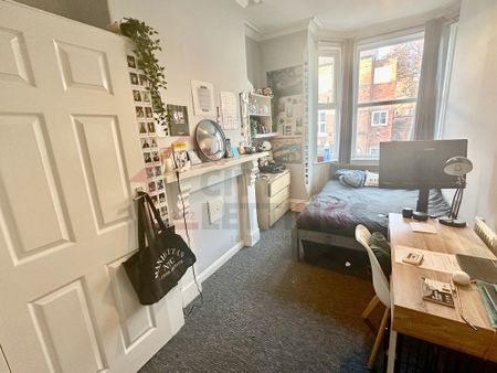 8 Bedroom Mid Terraced House - Photo 3